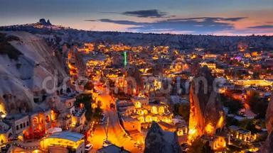 在土耳其卡帕多西亚的Goreme村，在夜间放<strong>大画面</strong>